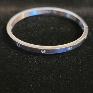 18k White Gold "Love style" Bangle Bracelet